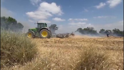Un tractor en un incendio agrícola. / Aragón TV