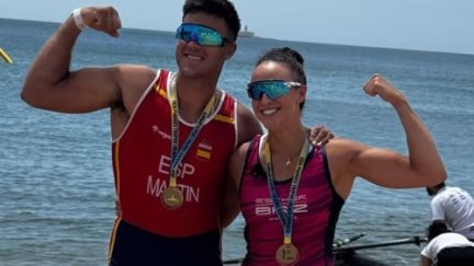 Esther Briz posa con el oro junto con su compañero Ander Martín.