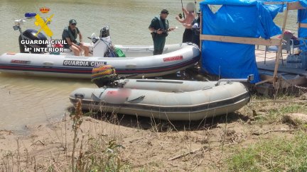 Agentes de la Guardia Civil identifican a un pescador en un embarcadero del embalse de Mequinenza. / Guardia Civil