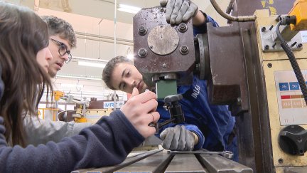 Alumnos de FP del IES Corona de Aragón realizando prácticas. / Aragón TV