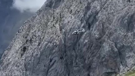 El helicóptero del GREIM ha realizado el rescate del cuerpo sin vida del montañero. / Guardia Civil