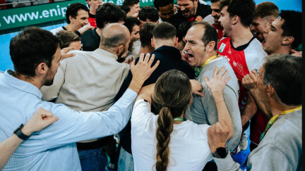 Piña entre los jugadores y cuerpo técnico en un partido del curso pasado. Foto: Bada Huesca