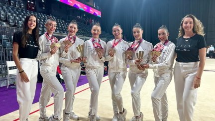 Inés Bergua junto con su equipo con la medalla de oro.
