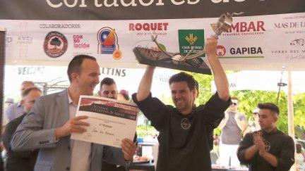 Jorge Díaz se ha clasificado para el campeonato nacional de cortadores de Jamón tras quedar ganador del concurso de Monroyo. / Aragón TV