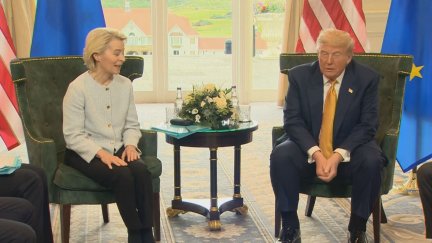 La presidenta de la Comisión Europea y el líder de Estados Unidos, este domingo en Escocia. / Aragón TV