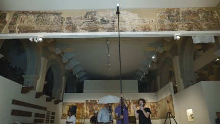 Los técnicos aragoneses analizando las pinturas murales en el MNAC./ Aragón TV