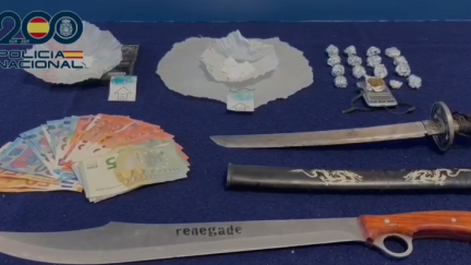 Dinero, sustancias estupefacientes y armas blancas incautadas en la operación./ Policía Nacional