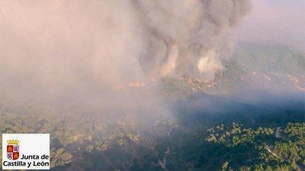 Un total de 250 profesionales trabajan en la extinción del incendio en el Barranco de las Cinco Villas (Ávila). / EFE