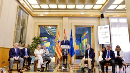 El presidente de Aragón, en el centro, presenta el balance en el ecuador de la legislatura./ Fabián Simón