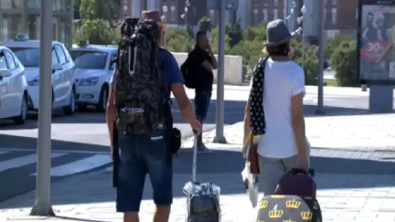 Dos turistas visitan Zaragoza durante el verano. / Aragón TV