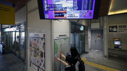 Pantallas en Japón advierten de la alerta por tsunami. /EFE