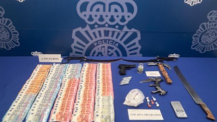 Dinero y armas incautadas durante la operación. / Policía Nacional