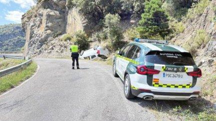 El vehículo volcado en el lugar del accidente. / Guardia Civil de Huesca