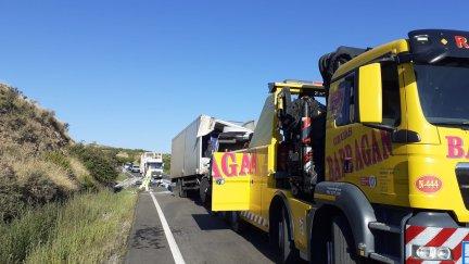 Una grúa trabaja en la retirada del camión accidentado. / Aragón TV
