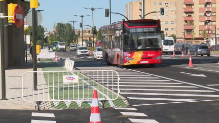 Este jueves ha comenzado la circulación de vehículo por la nueva rotonda de la avenida de Cataluña.