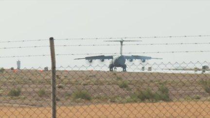 Llegan a la Base Aérea de Zaragoza 13 menores y un adulto palestinos. / Aragón TV