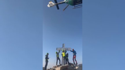La colocación de símbolos religiosos en cumbres montañosas es una tradición extendida en España. / Heraldo