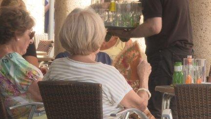 Una mujer trata de sobrellevar el calor este jueves. / Aragón TV