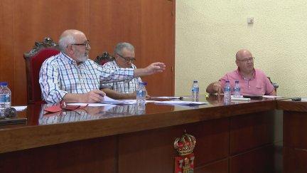 Lucio Cucalón, alcalde Aguarón, durante el Pleno. / Aragón TV