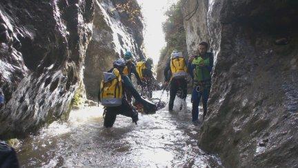 Cuatro espeleólogos rescatados en la Cueva del Alba de los Baños de Turpi. / Guardia Civil