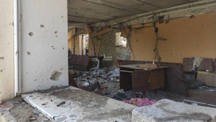 Vista de un colegio destruido por ataques rusos en Kamianka, en la región de Járkov. En la ciudad ucraniana de Járkov, a solo 25 kilómetros del frente, varias iniciativas locales trabajan sin descanso para apoyar a los niños y adolescentes que lidian con el impacto a nivel psicológico y educativo de los constantes ataques rusos. EFE/ Rostyslav Averchuk