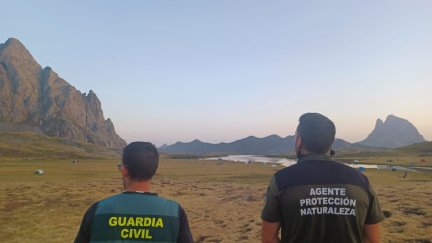 Un momento del operativo conjunto entre APNs y la Guardia Civil desarrollado este domingo en el entorno del ibón de Anayet. | DGA