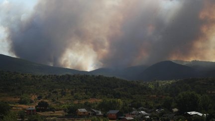 Vista del incendio forestal que afecta a Las Médulas este domingo. / EFE