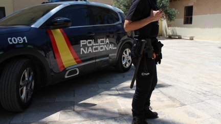 Coche y agente de Policía Nacional. / Europa Press