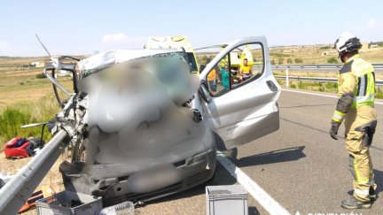 La furgoneta ha sido la que se ha llevado la peor parte en el impacto. / Diputación de Zaragoza