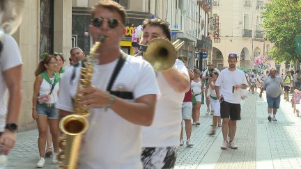 Pasacalles con las charangas en San Lorenzo. / Aragón TV