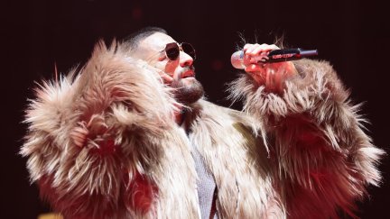 El cantante colombiano Maluma canta durante su presentación de su gira mundial en la Ciudad de México. / EFE. José Méndez