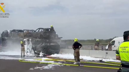 Varios vehículos que transportaba el camión han quedado calcinados. / Guardia Civil