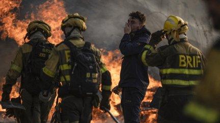 Los bomberos durante las labores de extinción del incendio que afecta este miércoles al municipio de Monterrei (Ourense). EFE