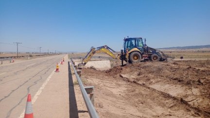 Una excavadora realiza labores de acondicionamiento en una carretera de Teruel. / Ministerio de Transportes