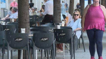 Las piscinas rebajan su precios y los refugios climáticos son una opción para combatir el calor. / Aragón TV