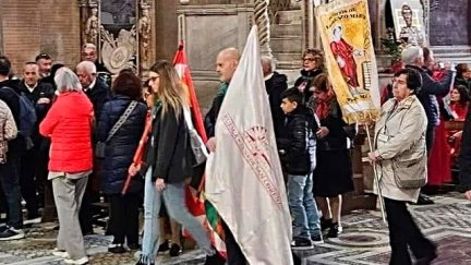 La asociación Huesca, cuna de San Lorenzo, participará este viernes, 15 de agosto, por primera vez, en la tradicional ofrenda de flores y frutos al patrón, portando con orgullo su bandera oficial. / Asociación Huesca