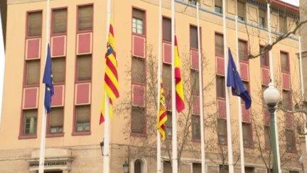 Banderas a media asta en el edificio Pignatelli. / Archivo