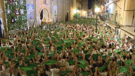 Los peñistas despiden al Santo frente a la basílica retirándose sus pañoletas. / Aragón TV