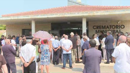 Vecinos de Ejea reunidos a la puerta del tanatorio / Aragón TV