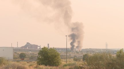La columna de humo todavía era notable en la tarde de este sábado. / Aragón TV