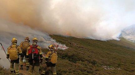 Efectivos de Infoar haciendo labores de fuego técnico para intentar perimetrar el incendio. /Infoar
