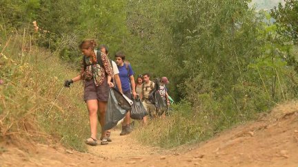 Voluntarios limpiando en el Valle de Tena / Aragón TV