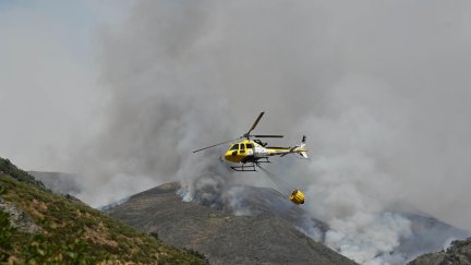 Un helicóptero trabaja en las labores de extinción del incendio de Barniedo (León), que afecta a los Picos de Europa. / EFE