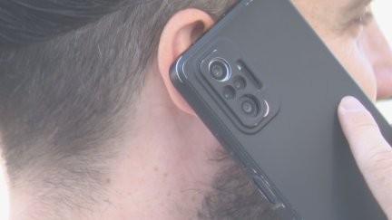 Un hombre hablando por teléfono. / Aragón TV
