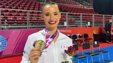 Inés Bergua posa con una medalla.