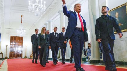 El presidente de Estados Unidos camina junto al presidente de Ucrania y algunos líderes europeos. / EFE