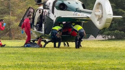 Helicóptero de la Guardia Civil en Canfranc este fin de semana. / J. D.