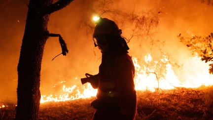 Lucha contra el fuego en el incendio que calcina Oimbra (Ourense). / EFE