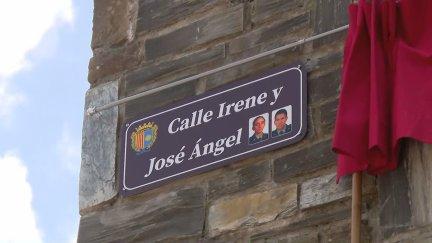 Placa de la calle dedicada a los dos agentes asesinados. / Aragón TV