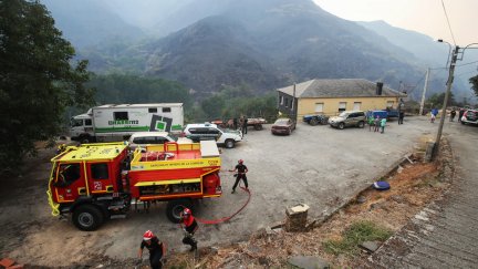 Aldea de Lusio, en el municipio berciano de Oencia, en León, que ha quedado arrasado por las llamas del incendio. / EFE